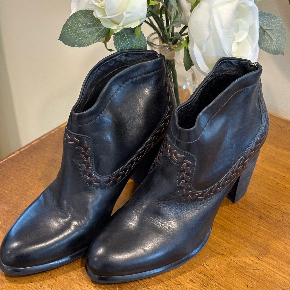 Ugg boots!!! Black leather! Worn twic